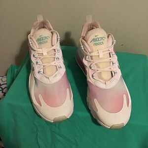 😎Nike’s, size 9, women’s, minimal wear, still in new condition, see photos